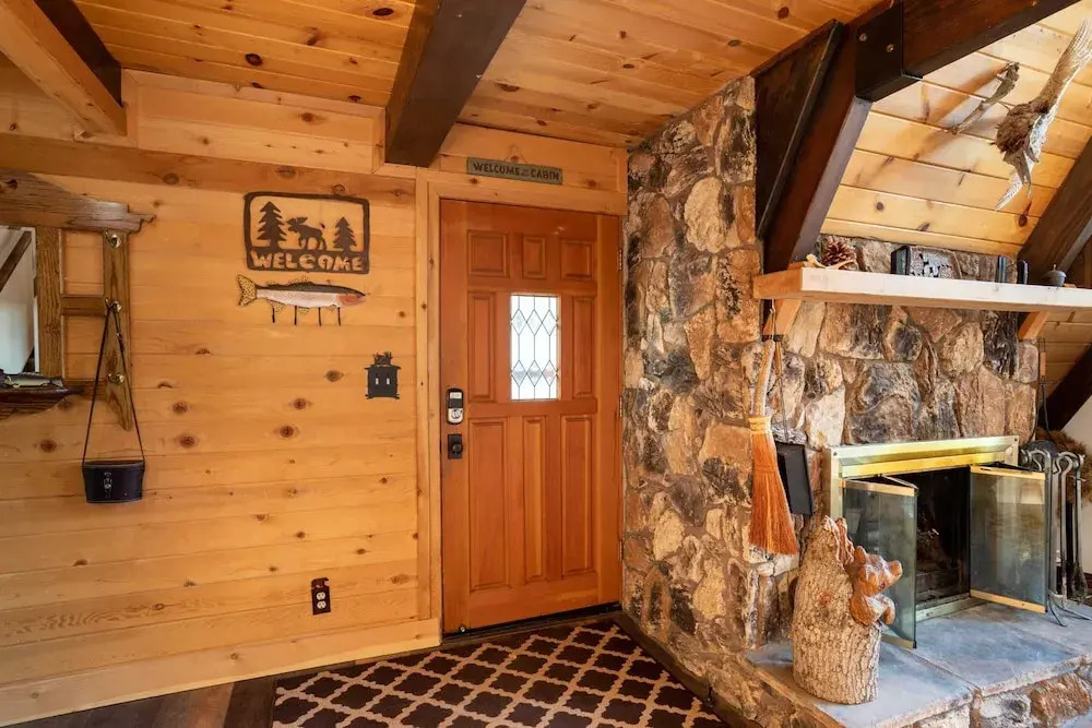 Bears Lair by Avantstay Wood-burning Fireplace + Firepit + Expansive Deck 3 Minutes to Bear Mountain + Big Bear Lake