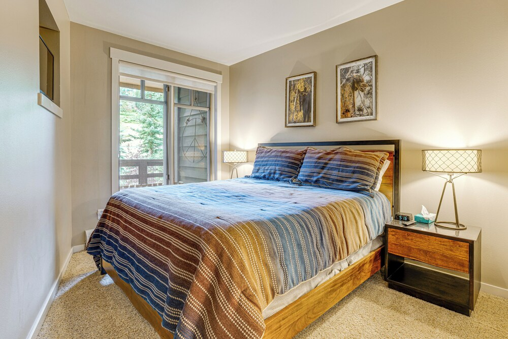 Walk to Lifts: Condo w/ Copper Mtn Views in Frisco