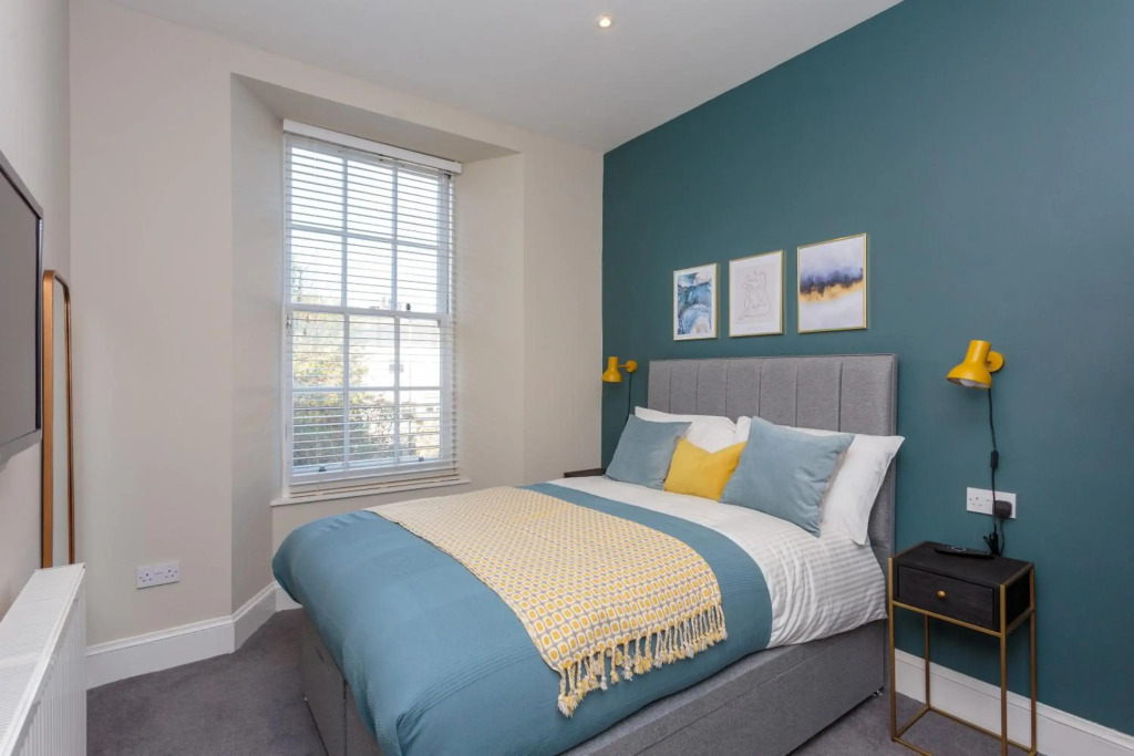 Lovely apartment beneath Edinburgh Castle