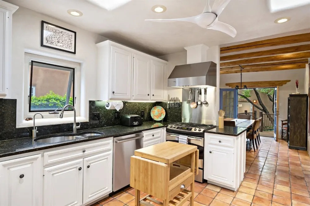 Casa De Gracia - Historic East Side Sanctuary, Perfect for Working From Home