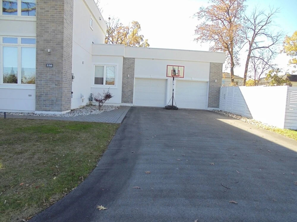 Luxury White House In Oakville Free Ev Charging