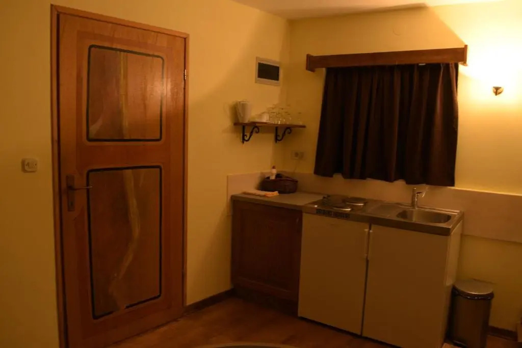 Kamene Priče rooms, music and food