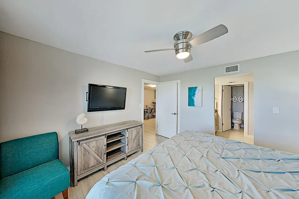 Renovated Saida Towers Getaway W/ Pool & Hot Tub 2 Bedroom Condo