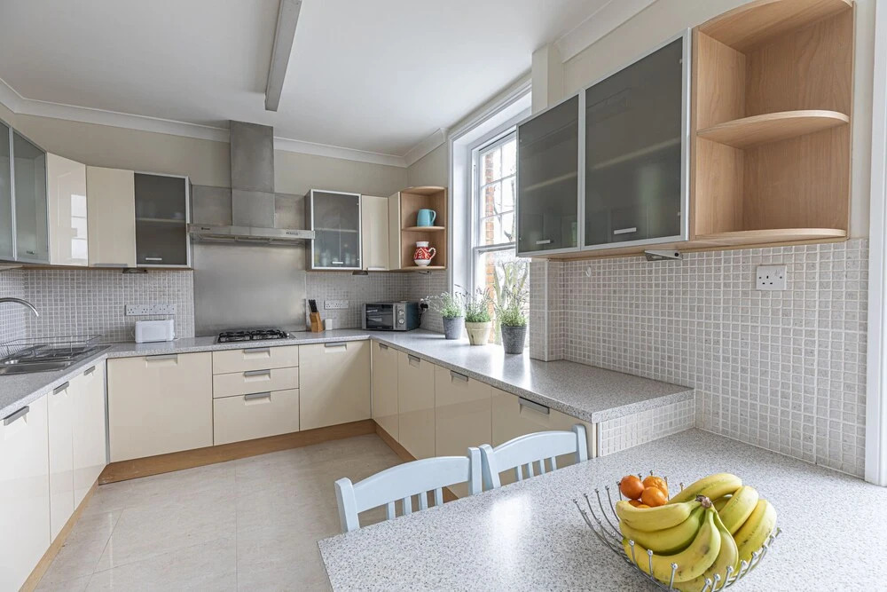 Stylish 3 Bedroom Flat with balcony is West Kensington