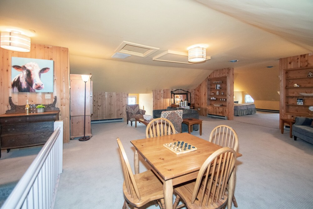 Looking Glass Inn
