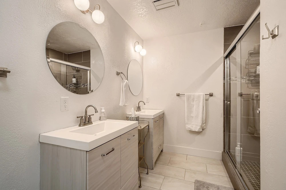 Lux life! Central location for business or play