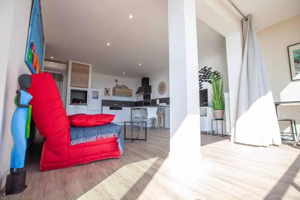 Très beau T2 climatisé refait à neuf, vue mer panoramique exceptionnelle à 120m à pied de la plage