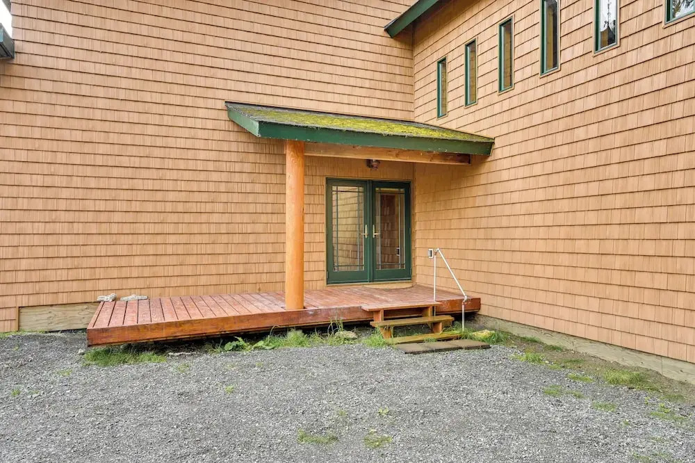 Spacious Soldotna Home w/ Mackey Lake Views