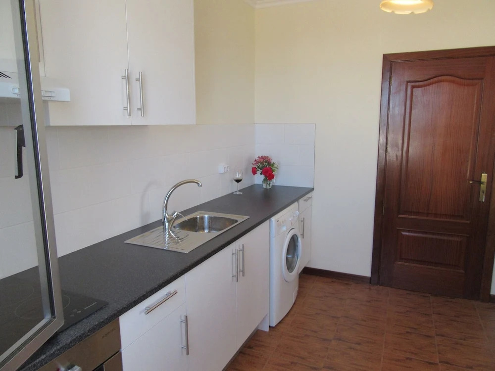 5-bed Villa for Families in Prazeres Free Parking