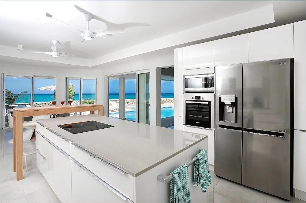 Beachfront Bliss, Pool, AC, Free Wifi, Concierge, Exclusive Terres Basses Location