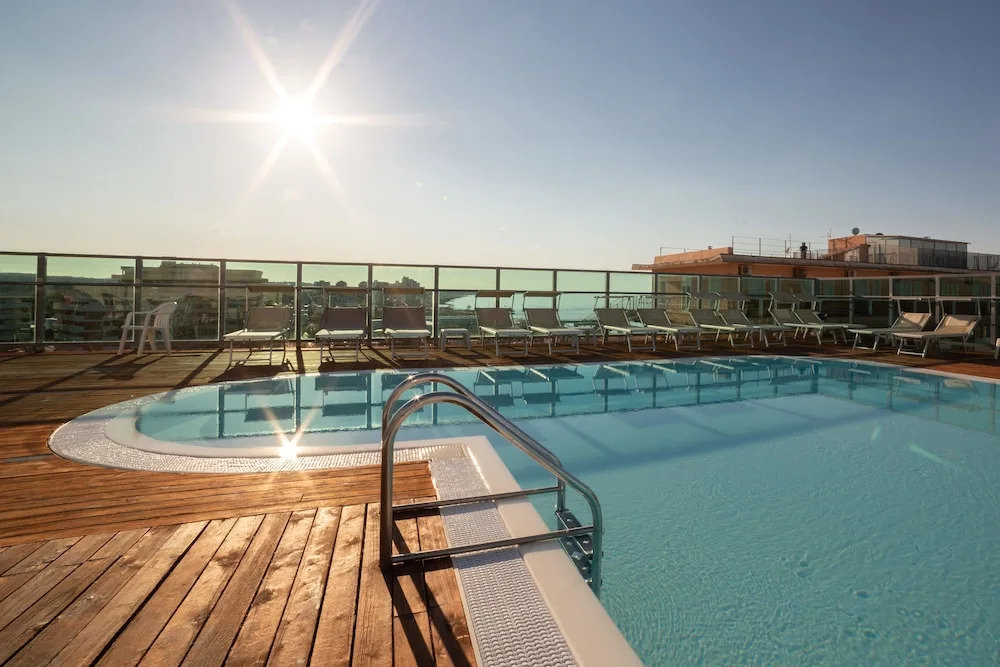 Universal Hotel & Homes