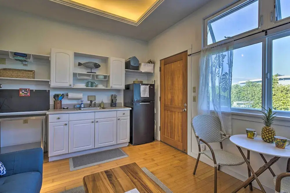 1 Mile to Magic Sands Beach: Kailua-kona Cottage