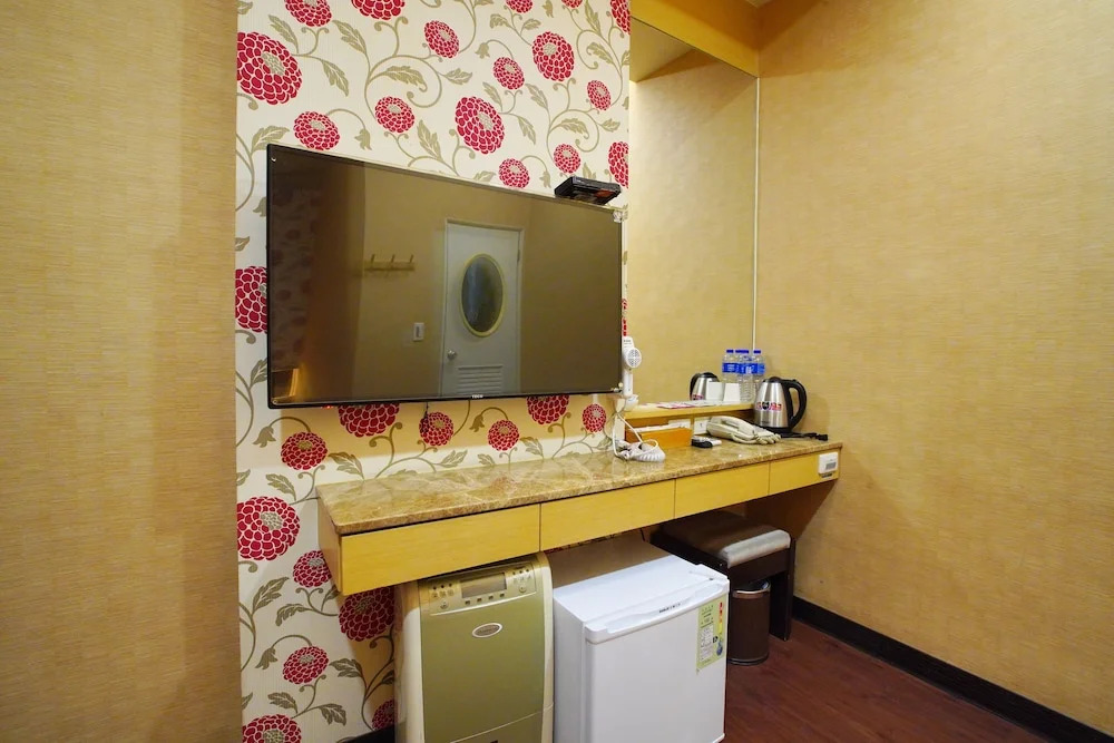 Happy Hotel