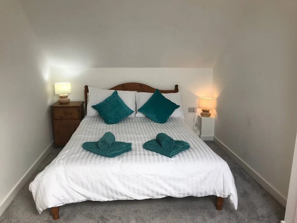 Beautiful Refurbished Home - Short Walk to the Beach