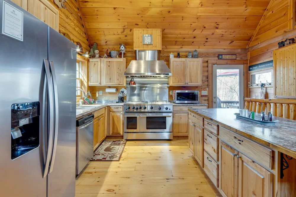 Pet-friendly Cabin w/ Loft: 5 Mi to Lake Lure!