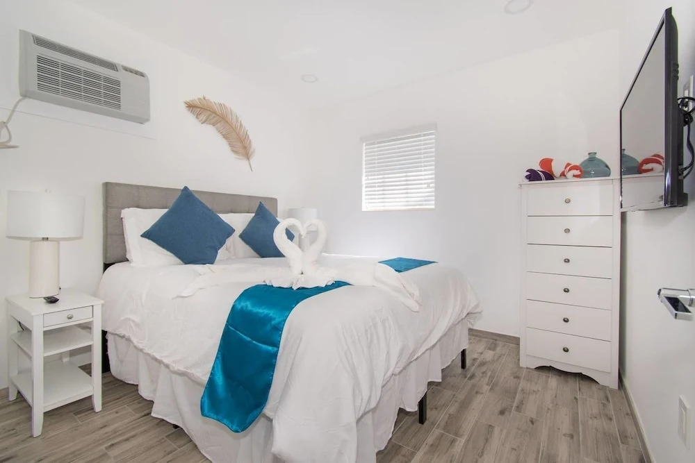 Trendy 1 BR W/parking Space & Walk to the Beach #8