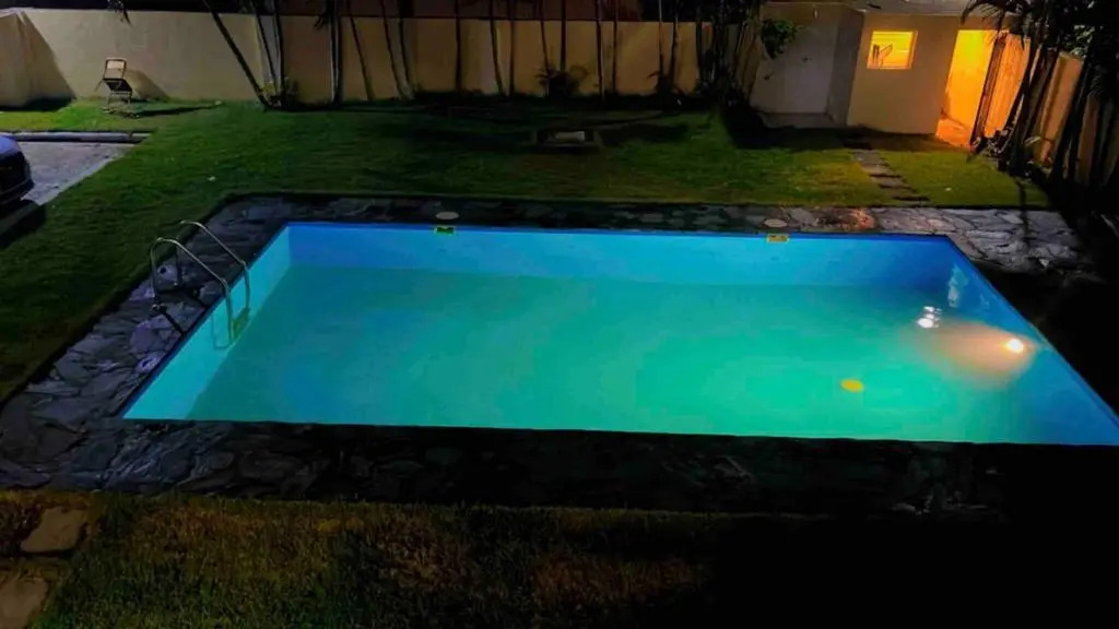 Lovely 2 Bedroom Condo With Pool And Hot Water