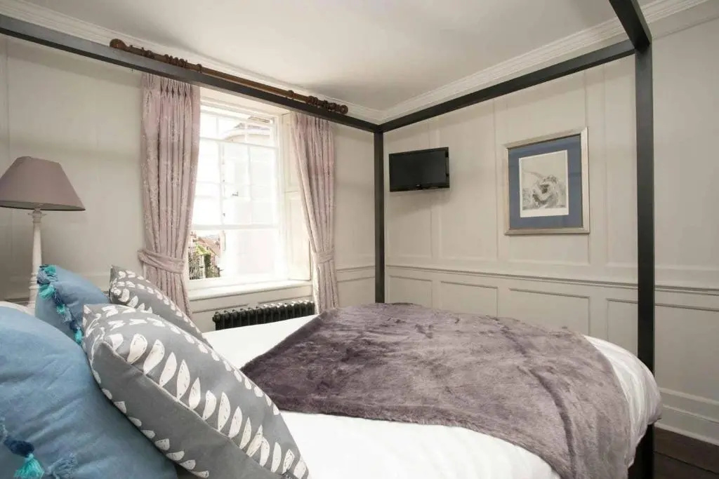 Medieval Town House - Walled Garden Sleeps 8
