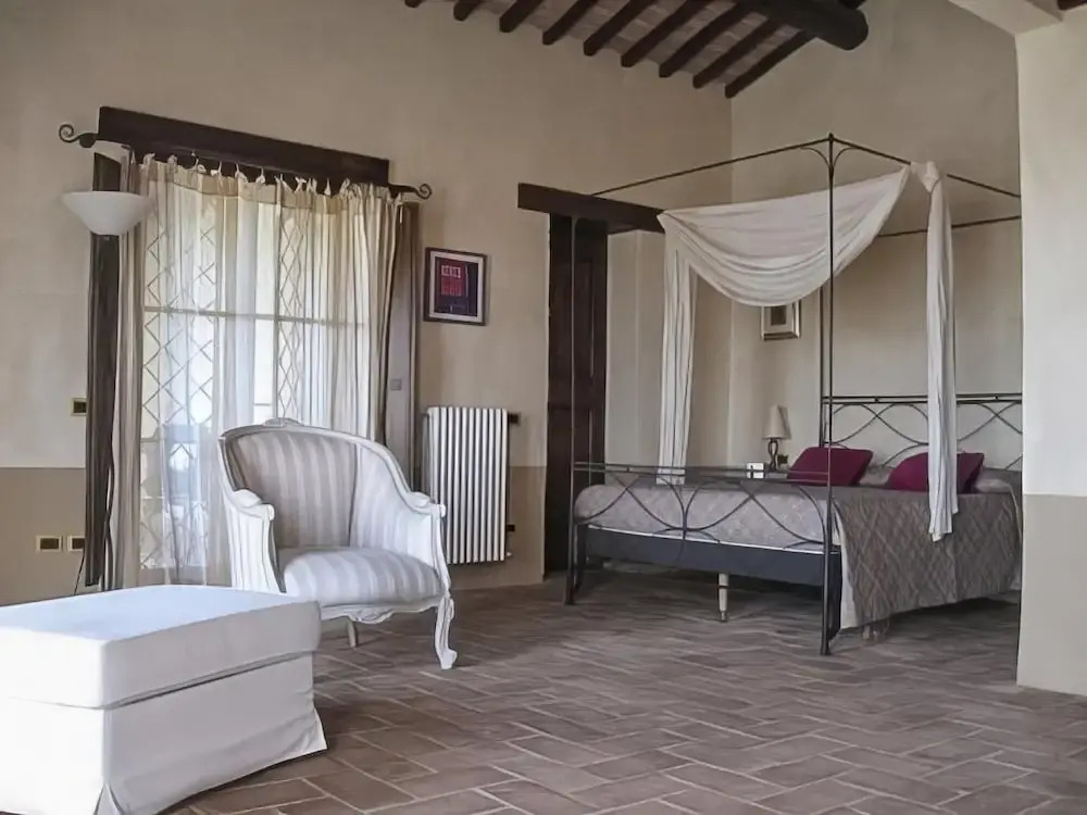 Tenuta di campagna con piscina immersa nel verde