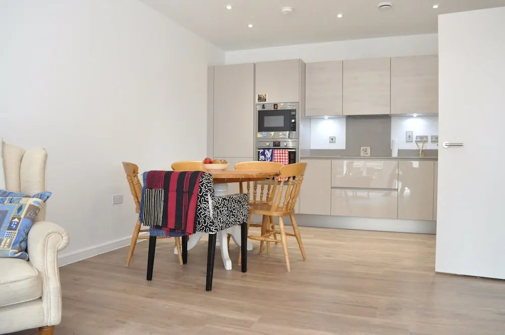 East London 2 Bedroom Flat With Balcony