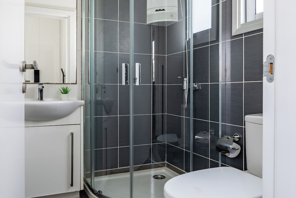 Vasileos Konstantinou Modern 2BR City Apartment With Balcony