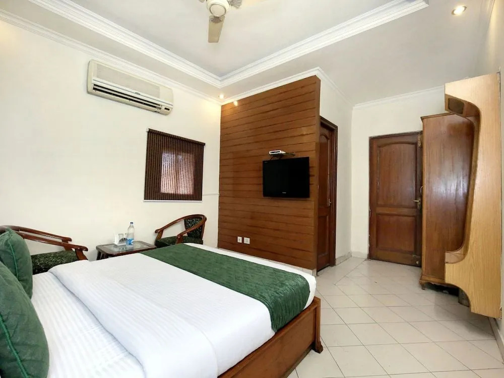 OYO 990 Hotel Paradise