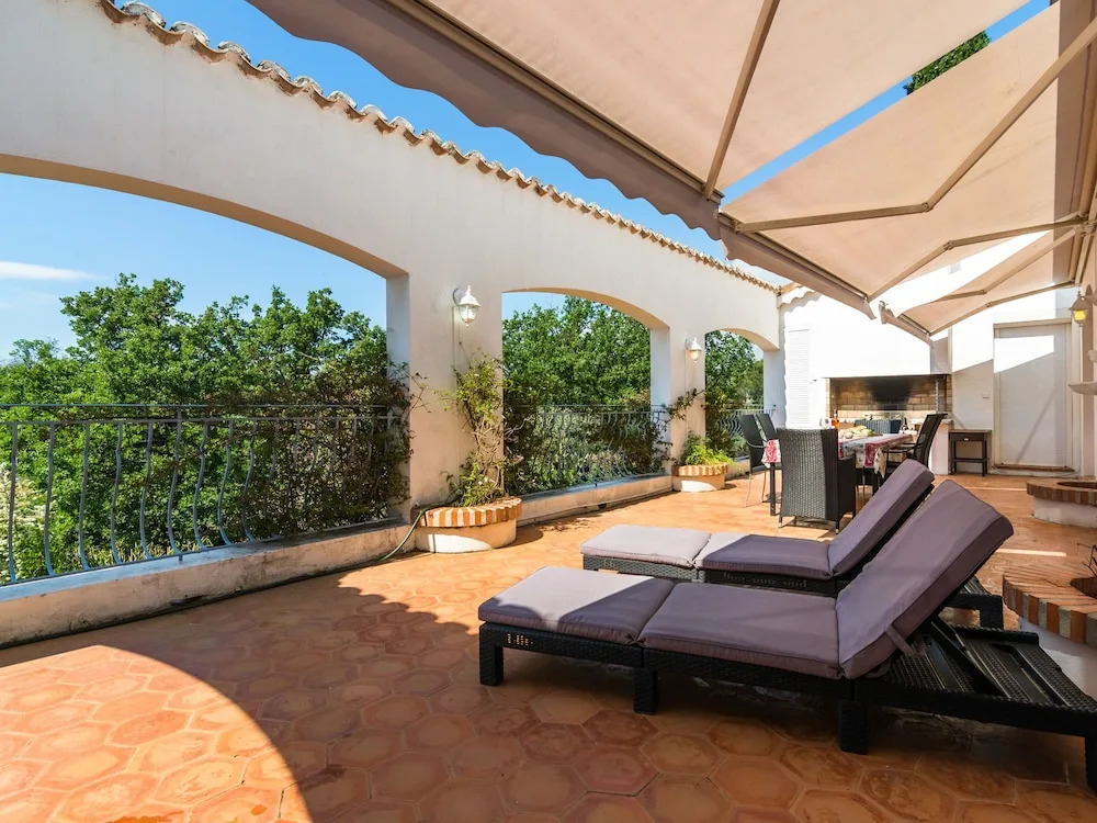 Spacious Villa in La Gaude With Swimming Pool