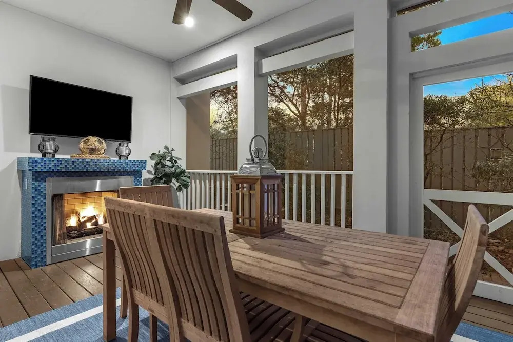 Seagrove Gardens Mins to the Beach, Santa Rosa Retreat w/ A+ Design