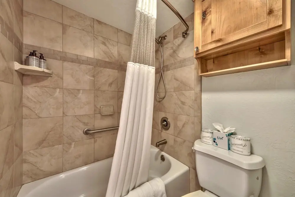 207 Lakeland - 1 Br Condo