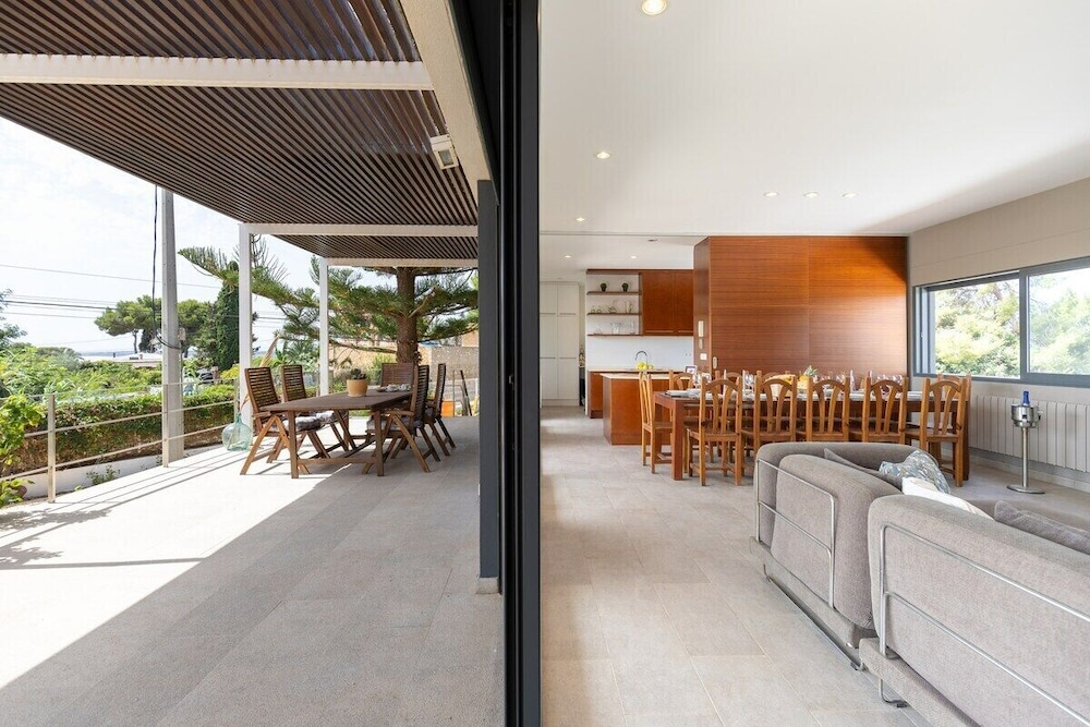 Sunshine Villa by Fidalsa