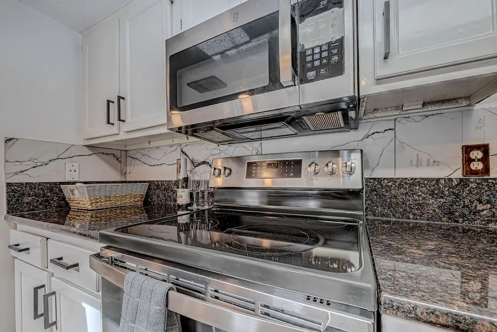 Upscale 1BR Condo in Med Center