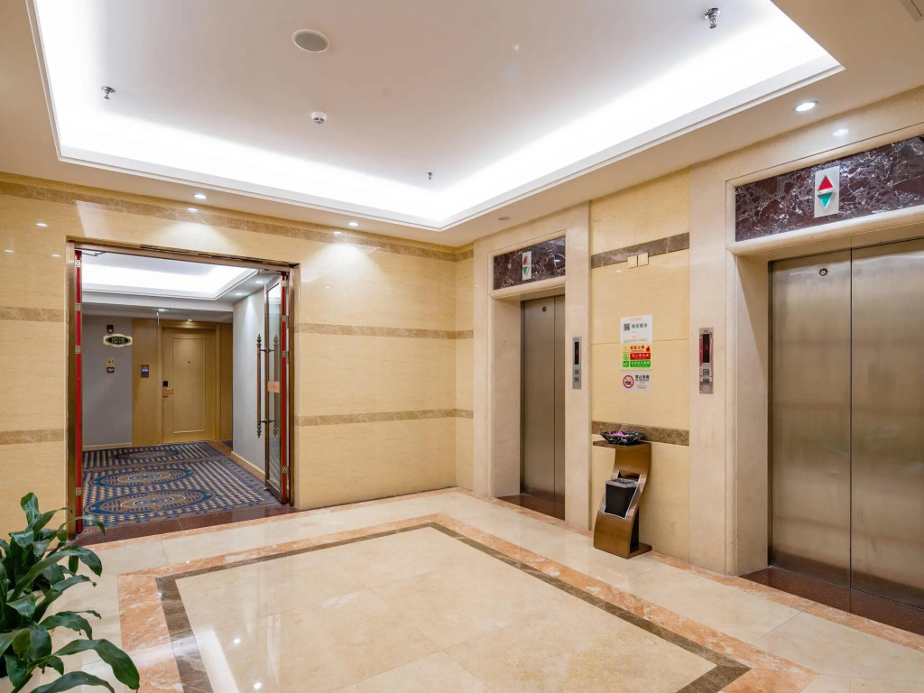 Vienna International Hotel (Shenzhen Pinghu Metro Station)