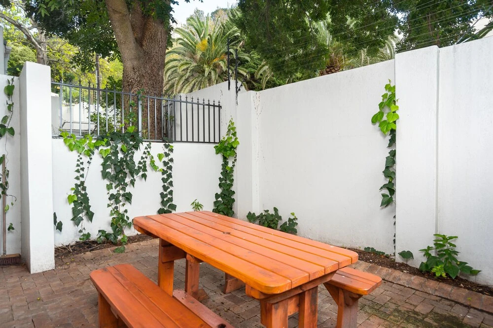 Courtyard on Higgo 6