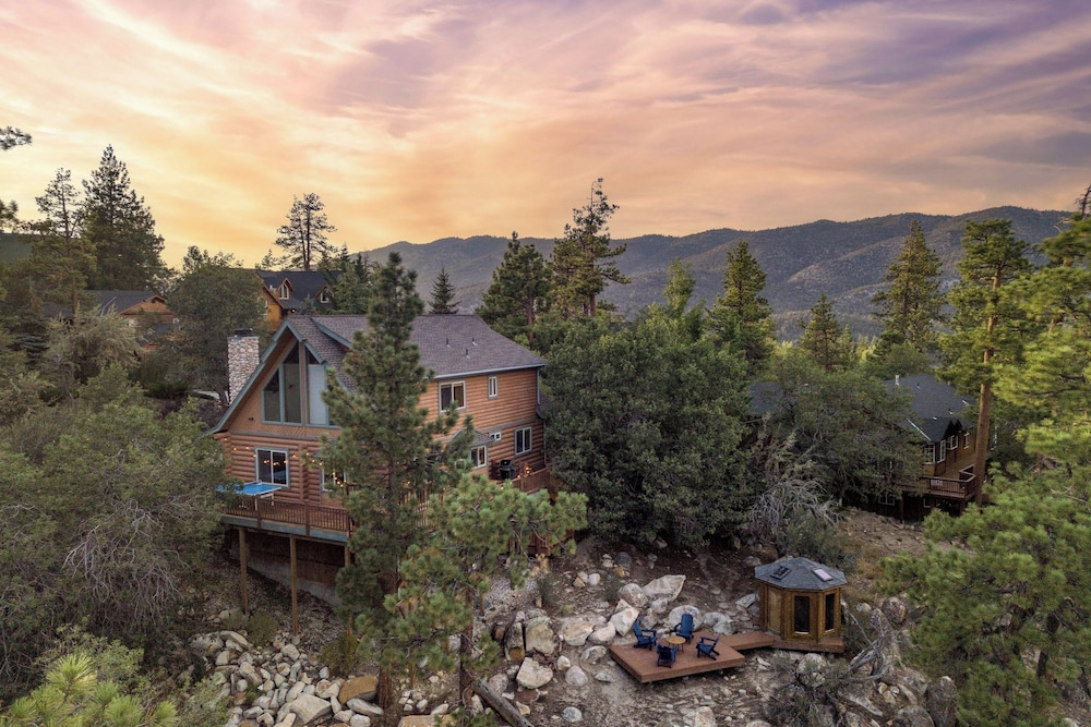 Tanglewood by AvantStay 10mins to Bear Mountain Contemporary Hillside Cabin