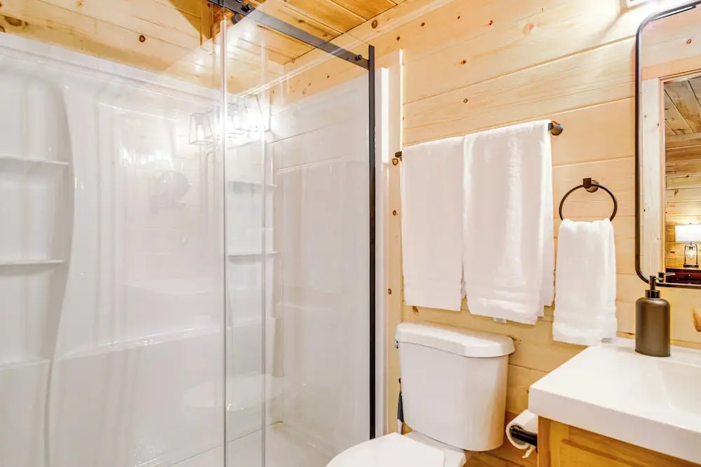 Cozy Sevierville Cabin w/ Hot Tub, Mountain Views!