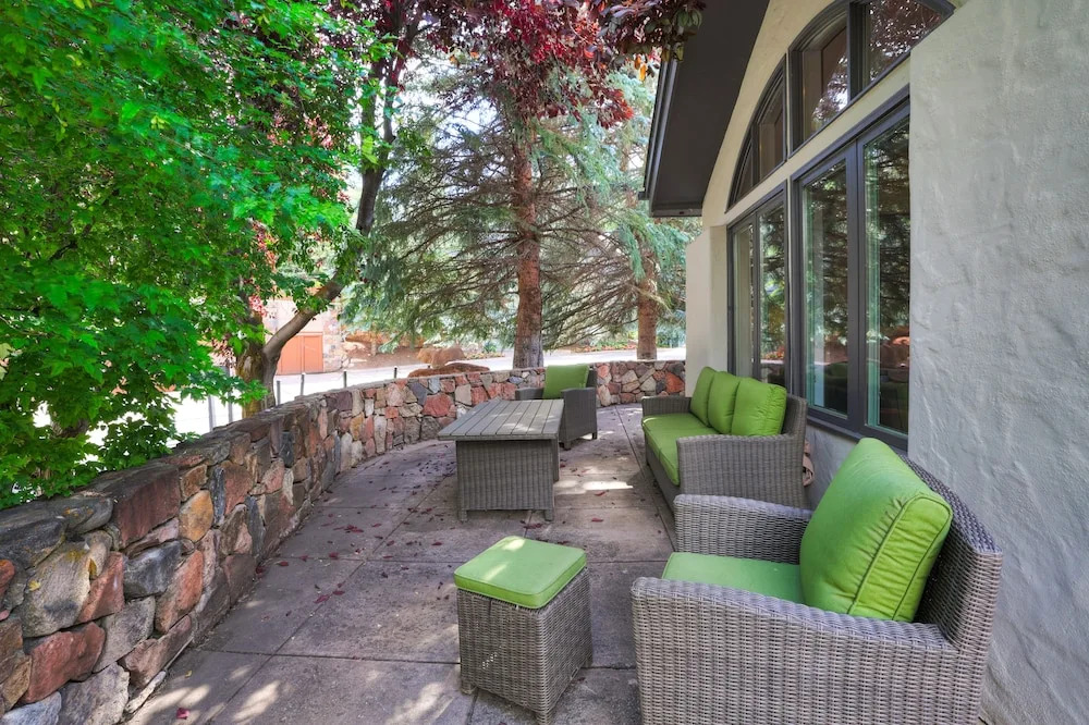 Fully Renovated 2 Bedroom in Arrowhead Village