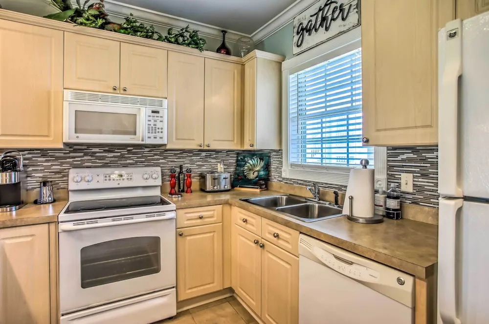'No Rush Fore' Condo Near Beaches & Golfing!
