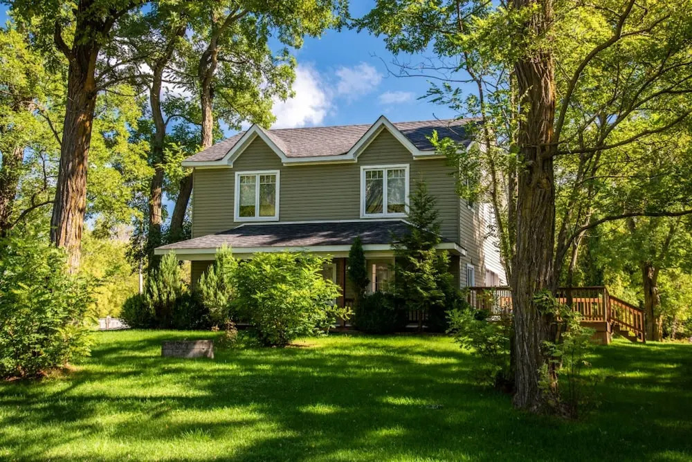 RARE FIND - 6 bdrm Very Private Cottage on 10 acres, Hot Tub, BBQ, Petfriendly