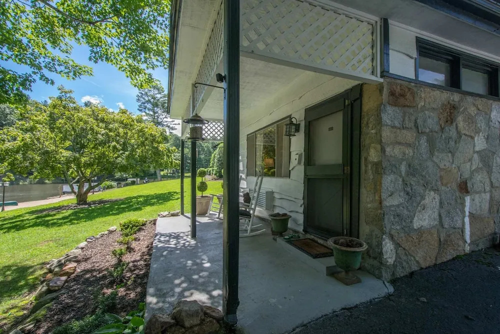 Stone Studio Lakefront Pool Access