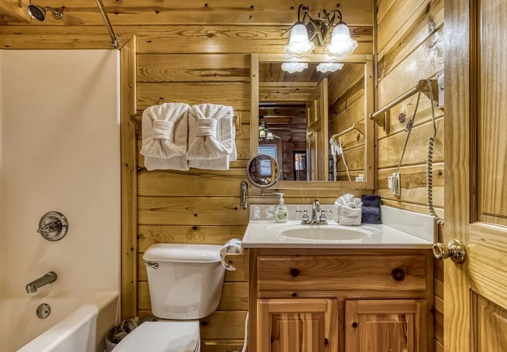 The Wildlife Lodge - Great Location! Close To Tanger Outlets! 5 Bedroom Cabin by RedAwning