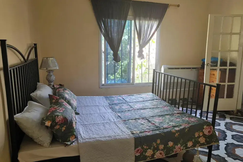 4 Bed House Sleeps 8 - Garden and Pets Welcome