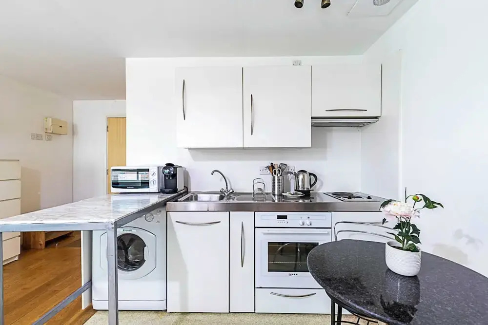 Modern Studio Apartment - St Georges Wharf