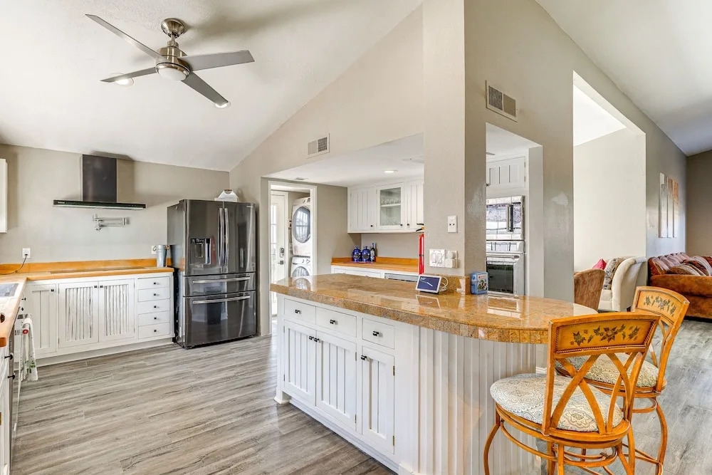 Pet-friendly Scottsdale Home w/ Screened Porch!