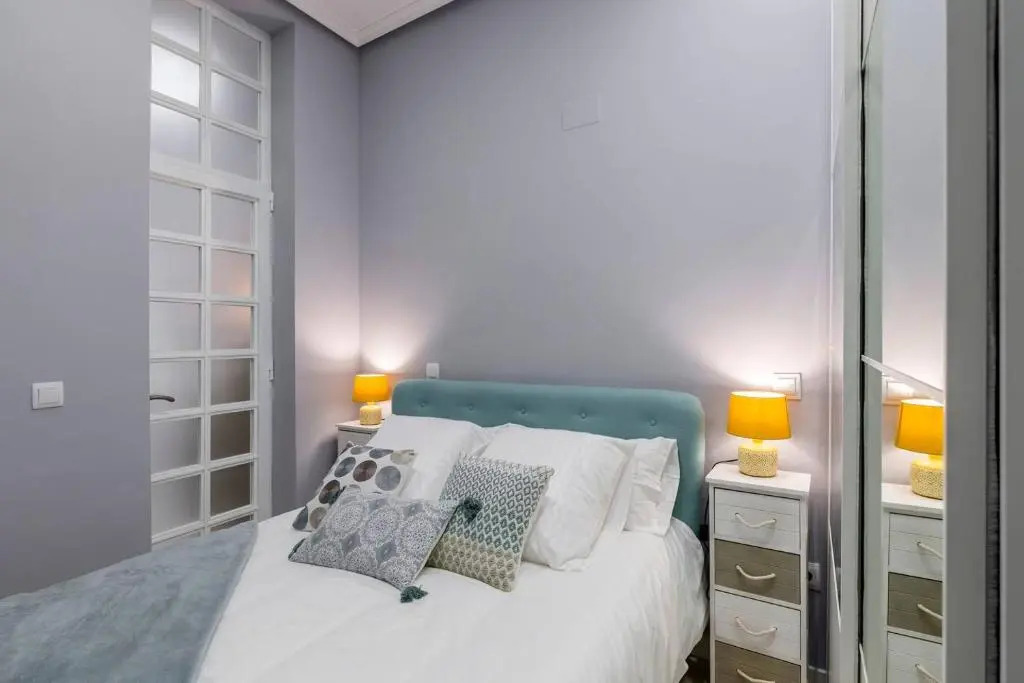 Flaring New Apartment next to Gran Via by Batuecas