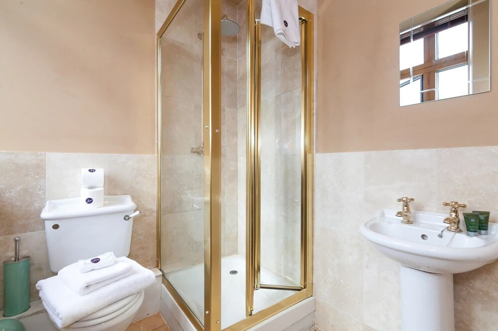 Luxury 3BR Penthouse Suite with Rooftop Terrace