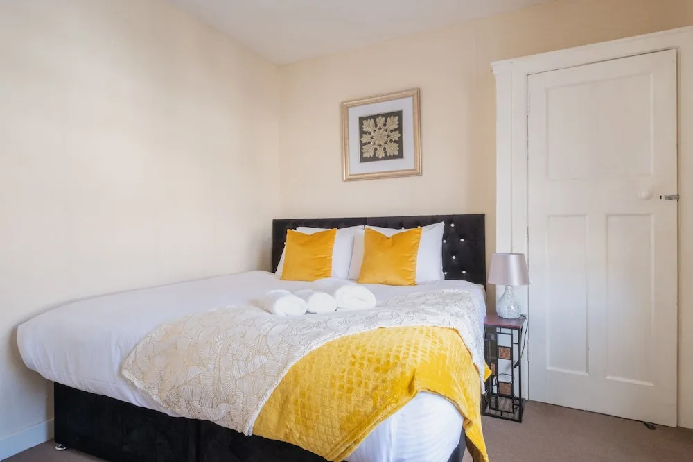 Novelty Suites Froghall Avenue