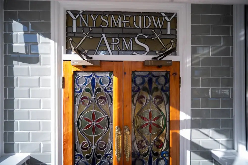 Ynys Arms