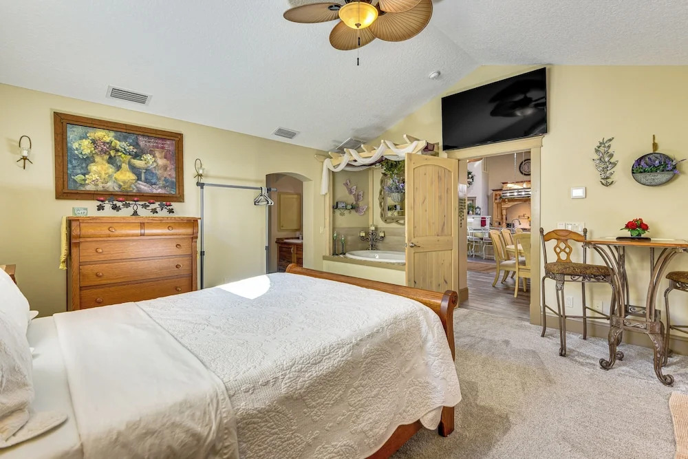 Peaceful 3-bedroom Home w/ Pool in Sarasota