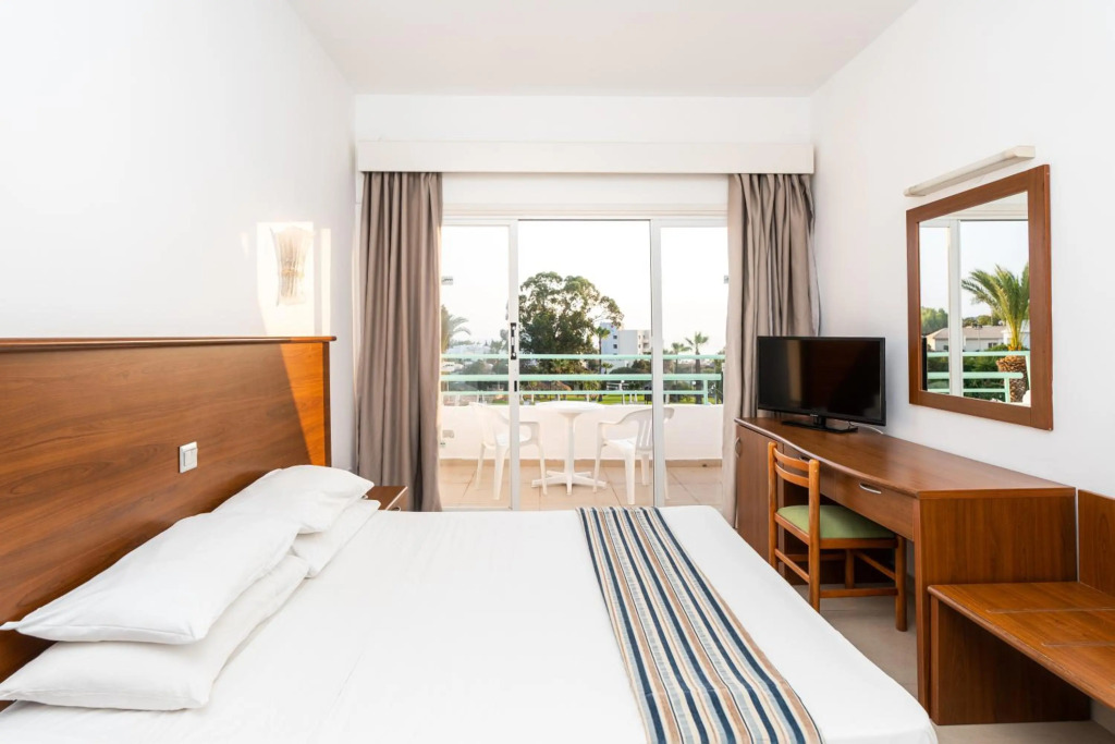 Adelais Bay Hotel
