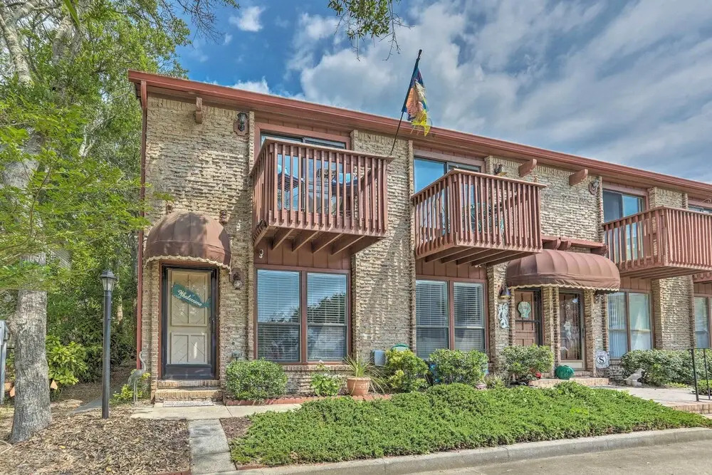 Walk to Ocean: North Myrtle Beach Townhome!